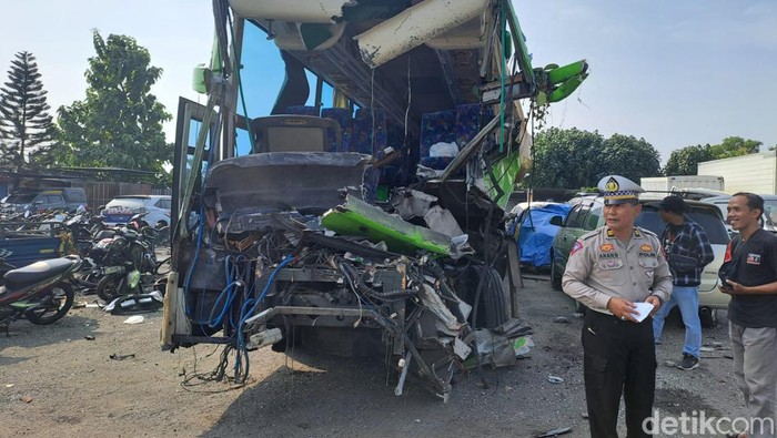 Kondisi bus rombongan study tour SMP PGRI 1 Malang yang kecelakaan di Tol Jombang