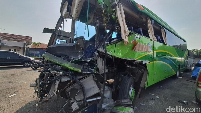 Kondisi bus rombongan study tour SMP PGRI 1 Malang yang kecelakaan di Tol Jombang
