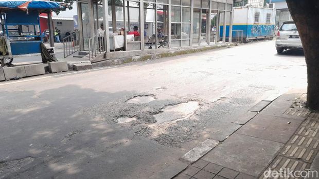 Kondisi jalan yang berlubang terlihat di Jalan Elang Raya, Garuda, Kecamatan Andir, Kota Bandung