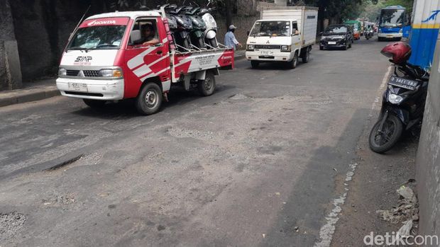 Kondisi jalan yang berlubang terlihat di Jalan Elang Raya, Garuda, Kecamatan Andir, Kota Bandung