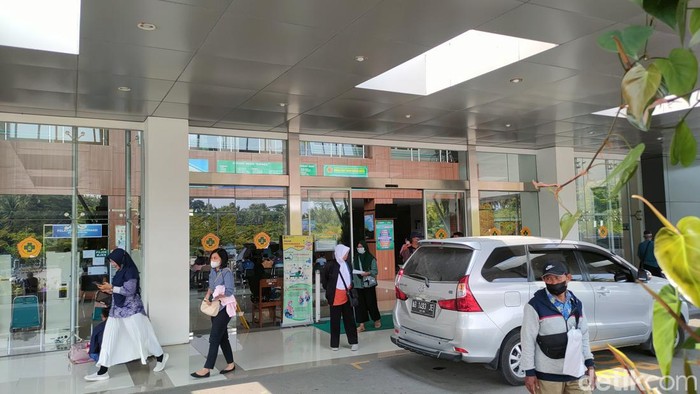 Kondisi loket pendaftaran RSUD Wates yang mulai lengang, Rabu (22/5/2024).