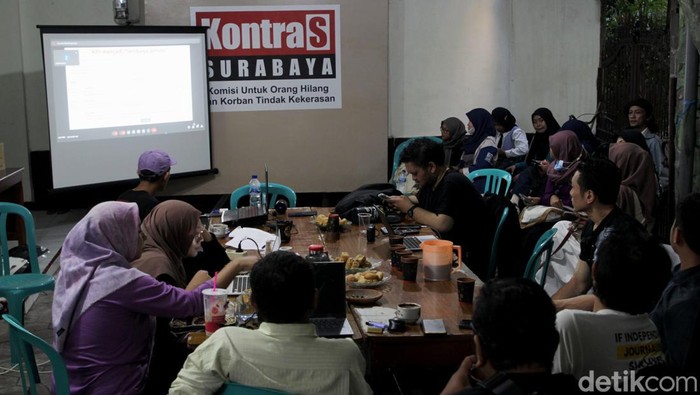 Konsolidasi elemen masyarakat sipil Surabaya tolak revisi UU Penyiaran.