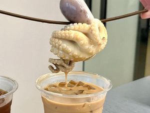 Unik! Ini Racikan Kopi Topping Pare hingga Gurita