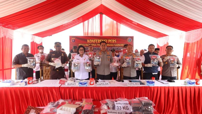 Polisi menggagalkan peredaran sabu seberat 33,8 kilogram di Kabupaten Lamandau, Kalimantan Tengah (Kalteng).