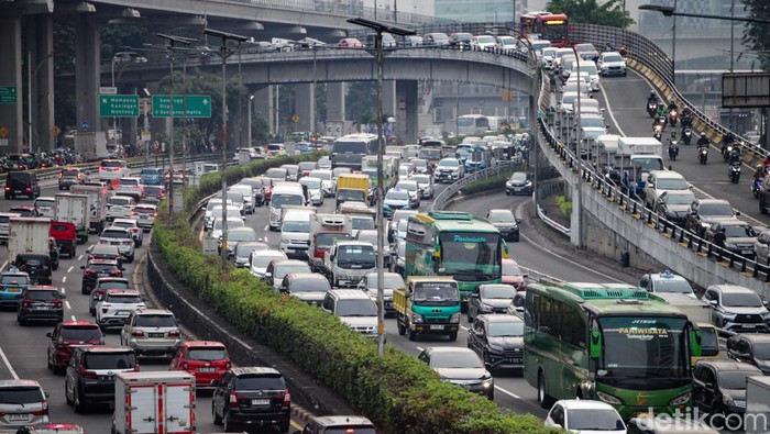 Lalu-lintas sejumlah titik di Jakarta terpantau macet menjelang libur panjang hari raya Waisak. Kemacetan terpantau pada jam pulang kerja.