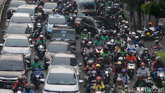 Lalu-lintas sejumlah titik di Jakarta terpantau macet menjelang libur panjang hari raya Waisak. Kemacetan terpantau pada jam pulang kerja.
