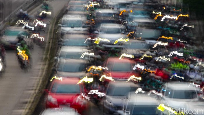 Macetnya Jakarta Saat Jam Pulang Kerja Jelang Libur Panjang Lalu-lintas sejumlah titik di Jakarta terpantau macet menjelang libur panjang hari raya Waisak. Kemacetan terpantau pada jam pulang kerja.