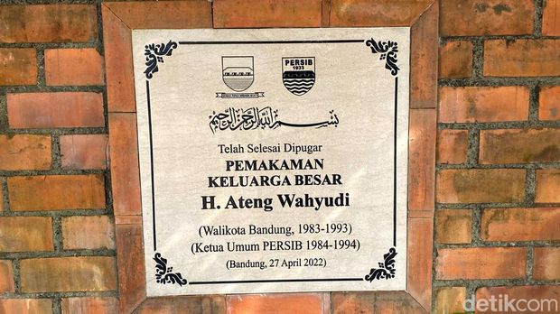 Makam Ateng Wahyudi di kawasan Tempat Pemakaman Umum (TPU) Babakan Ciparay, Kota Bandung, Rabu (22/5/2024)