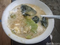 Perjalanan Manan Puluhan Tahun Jualan Es Cuwing Khas Cirebon