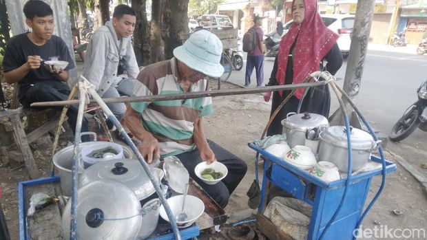 Manan penjual es cuwing