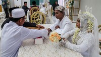 Dua pasang pengantin melangsungkan akad nikah di Mal Pelayanan Publik (MPP), Cibinong, Kabupaten Bogor, Jawa Barat, Rabu (22/5/2024).