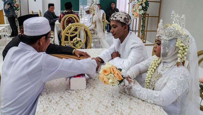 Dua pasang pengantin melangsungkan akad nikah di Mal Pelayanan Publik (MPP), Cibinong, Kabupaten Bogor, Jawa Barat, Rabu (22/5/2024). Dinas Penanaman Modal dan Pelayanan Terpadu Satu Pintu  (DPMPTSP) Kabupaten Bogor menghadirkan balai nikah atau tempat akad nikah di Mall Pelayanan Publik Kabupaten Bogor secara gratis. ANTARA FOTO/Yulius Satria Wijaya/YU