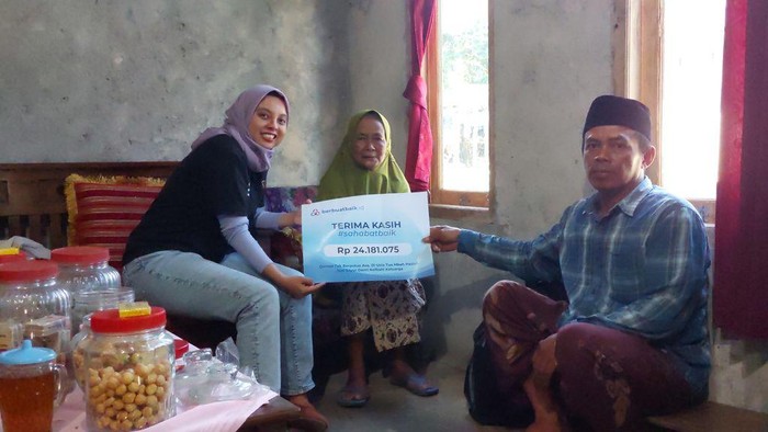 Mbah Pasiah menerima donasi yang diserahkan tim berbuatbaik