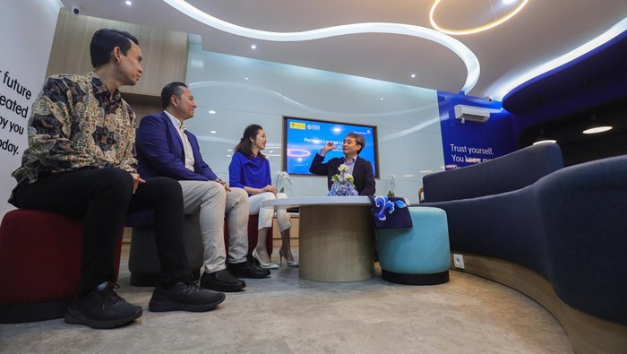 Direktur Utama PermataBank Meliza M Rusli (kiri) dan Dekan FEB UI Teguh Dartanto meresmikan Permata Lounge di Fakultas Ekonomi & Bisnis Universitas Indonesia (UI), Jakarta, Rabu (22/5/2024).