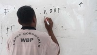 Pada program yang telah dimulai sekitar tahun 2005 ini, peserta warga binaan dibagi menjadi dua kelompok, yaitu kelompok yang memulai dari awal atau yang belum sama sekali bisa membaca dan berhitung, dan kelompok dua yaitu yang sudah mulai bisa membaca.