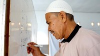 Dalam jangka waktu tiga bulan, para peserta diharapkan sudah dapat mengenal huruf dan angka, sehingga mereka dapat naik kelas menuju kelompok dua yakni belajar membaca.