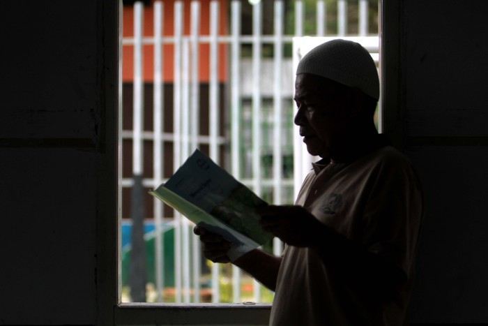 Warga binaan pemasyarakatan (WBP) membaca buku di Lembaga Pemasyarakatan (Lapas) Kelas IIA, Kota Gorontalo, Gorontalo.