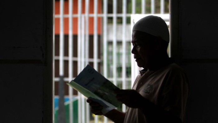 Warga binaan pemasyarakatan (WBP) membaca buku di Lembaga Pemasyarakatan (Lapas) Kelas IIA, Kota Gorontalo, Gorontalo.