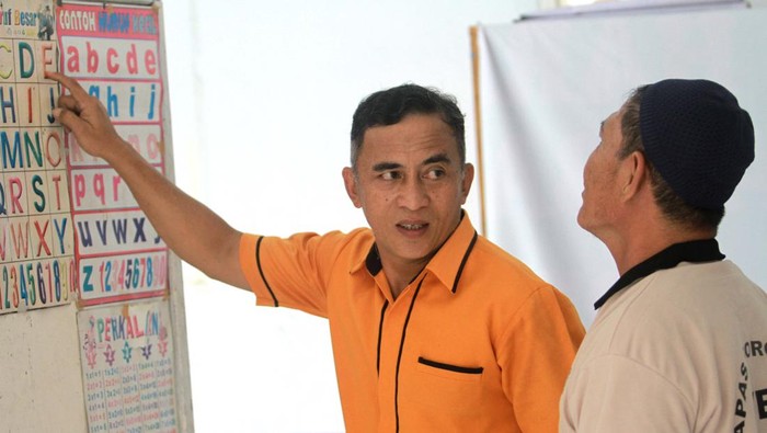 Membebaskan narapidana dari buta aksara Warga binaan pemasyarakatan (WBP) membaca buku di Lembaga Pemasyarakatan (Lapas) Kelas IIA, Kota Gorontalo, Gorontalo.