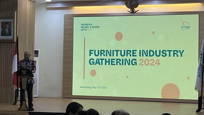 Menkop UKM dalam pembukaan Furniture Industry Gathering 2024