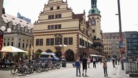 Pemandangan umum Balai Kota Tua Leipzig di pasar.