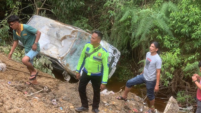 Mobil ambulans masuk jurang di Samosir