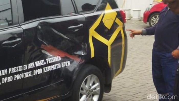 Mobil KPU Klaten penyok terkena lemparan tabung APAR, Rabu (22/5/2024).
