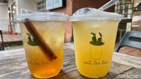Karena mengusung konsep ‘Tea Bar’ jelas racikan teh artisan di sini jadi juaranya. Mau teh rasa manis asam segar seperti ‘Bulan Madu’ atau teh dengan rempah kuat seperti ‘Teh Kretek’. Foto: detikFood