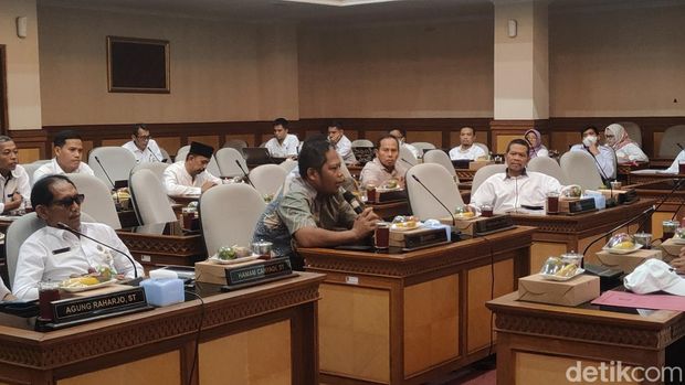 Paguyuban Lurah dan pamong se Kulon Progo saat mengikuti audiensi di Kantor DPRD Kulon Progo, Rabu (22/5/2024).