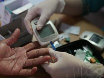 Para Lansia Ikuti Pemeriksaan Kesehatan Gratis di Bekasi