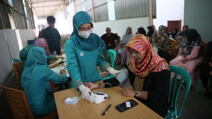 Pemeriksaan kesehatan gratis diberikan untuk warga sekitar Pabrik PT Mony Saga Kota Bekasi. Puluhan warga terutama lansia memeriksakan kesehatannya.