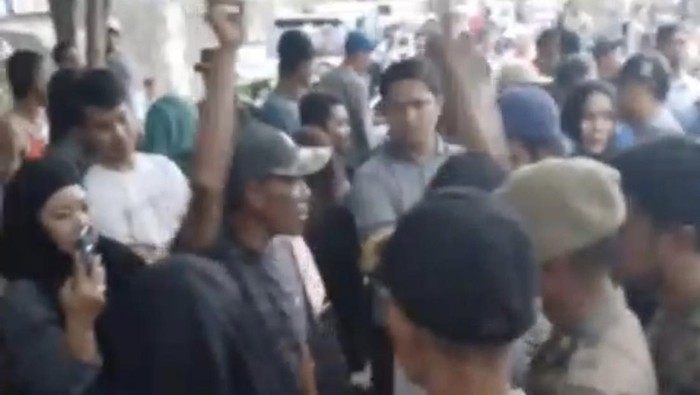 Penertiban pedagang cakar di Pasar Sumpang Kota Parepare, Sulawesi Selatan (Sulsel) sempat diwarnai kericuhan.