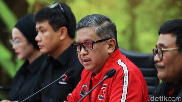 Sekretaris Jenderal PDI Perjuangan Hasto Kristiyanto (kedua kiri) didampingi Ketua Steering Committee yang juga Ketua DPP PDIP, Djarot Saiful Hidayat (kedua kanan), Politikus Bonnie Triyana (kiri) dan Aryo Seno Bagaskoro (kanan) menjawab pertanyaan pewarta saat konferensi pers jelang Rakernas V Partai Demokrasi Indonesia Perjuangan di DPP PDIP, Jakarta, Rabu (22/5/2024). Rakernas tersebut akan berlangsung pada 24-26 Mei 2024 di Ancol, Jakarta Utara.
