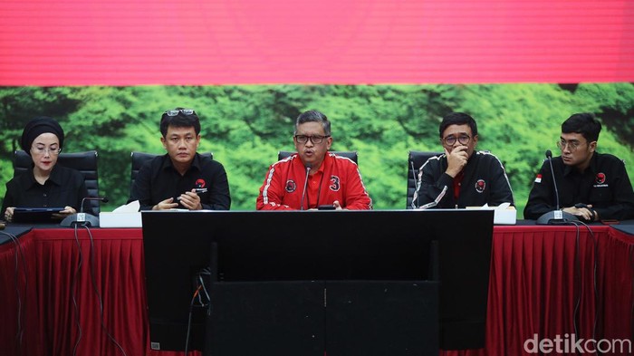 PDIP Gelar Rakernas 24-26 Mei 2024 Sekretaris Jenderal PDI Perjuangan Hasto Kristiyanto (kedua kiri) didampingi Ketua Steering Committee yang juga Ketua DPP PDIP, Djarot Saiful Hidayat (kedua kanan), Politikus Bonnie Triyana (kiri) dan Aryo Seno Bagaskoro (kanan) menjawab pertanyaan pewarta saat konferensi pers jelang Rakernas V Partai Demokrasi Indonesia Perjuangan di DPP PDIP, Jakarta, Rabu (22/5/2024). Rakernas tersebut akan berlangsung pada 24-26 Mei 2024 di Ancol, Jakarta Utara.