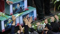 Selama proses pemakaman Ebrahim Raisi, pemerintah Iran memberlakukan libur nasional dan menutup aktivitas kantor. (AP Photo/Ata Dadashi)  
