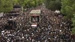 Pelayat Penuhi Jalanan Iran Saat Prosesi Pemakaman Presiden Ebrahim Raisi