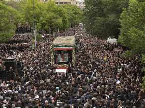 Pelayat Penuhi Jalanan Iran Saat Prosesi Pemakaman Presiden Ebrahim Raisi