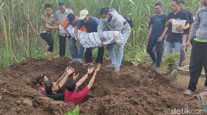 Pemakaman guru SMP PGRI 1 Wonosari, Malang yang meninggal akibat kecelakaan bus di Tol Jombang.