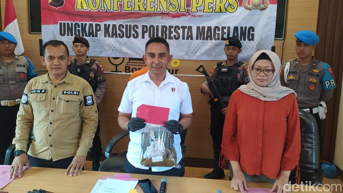 Barang bukti yang diamankan petugas dari dugaan kasus perkosaan.