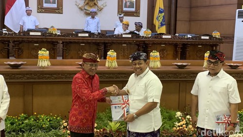 Pemprov Bali dan DPRD Bali menerima hasil Laporan Keuangan Pemerintah Daerah (LKPD) dari BPK RI dalam rapat paripurna DPRD Bali di Denpasar, Rabu (22/5/2024). (Rizki Setyo Samudero/detikBali)