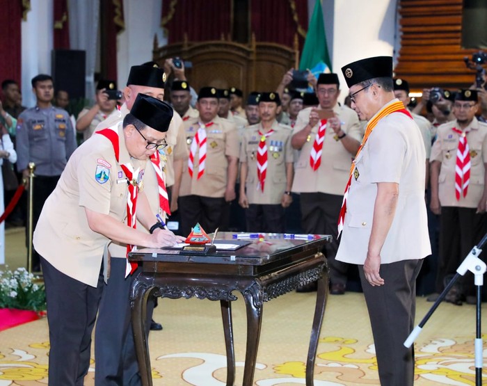 Pemimpin Jawa Timur Resmi Jabat Komandan Tertinggi Pramuka Jatim untuk Periode 2024-2025