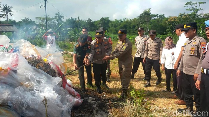 pemusnahan balon udara dan petasan di Trenggalek