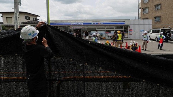 Penampakan Kain Hitam Penghalang Lansekap Gunung Fuji yang Viral