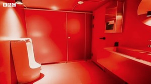 Ini adalah toilet Burning Sun yang viral karena video porno yang tersebar. Foto: dok. BBC