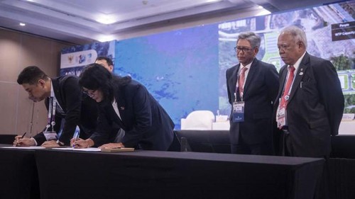Menteri PUPR Basuki Hadimuljono (kanan) dan Ketua Satgas Pembangunan Infrastruktur Ibu Kota Danis Hidayat Sumadilaga (kedua kanan) menyaksikan penandatanganan kesepakatan antara Kementerian PUPR dan K-Water di Badung, Bali, Selasa (21/5/2024).