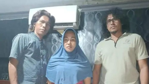 Terduga pelaku penculikan anak, LS (tengah) ditangkap Polisi, di wilayah Kabupaten Dompu, NTB, Rabu, (22/5/2024) malam. (Dok. Polres Bima Kabupaten)