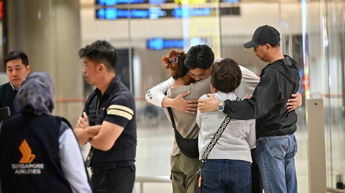 Passengers who were on board the flight SQ321 from London, that experienced severe turbulence that resulted in one fatality and several injuries and made an emergency landing at Suvarnabhumi Airport in Bangkok, arrive at Changi Airport in Singapore May 22, 2024. SPH/The Straits Times/Ariffin Jamar via REUTERS ATTENTION EDITORS - THIS IMAGE HAS BEEN SUPPLIED BY A THIRD PARTY. SINGAPORE OUT. NO COMMERCIAL OR EDITORIAL SALES IN SINGAPORE. NO RESALES. NO ARCHIVES.