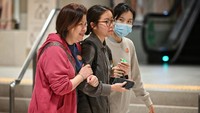 SQ dalam siaran resmi, Rabu (22/5/2024), mengonfirmasi bahwa sebanyak 131 penumpang dan 12 awak pesawat yang berada di dalam pesawat SQ321 telah tiba di Singapura. Mereka datang melalui penerbangan bantuan pada tanggal 22 Mei 2024 pada pukul 05.05 (waktu Singapura). (REUTERS/The Straits Times/Ariffin Jamar)