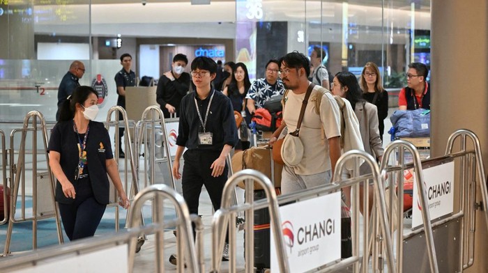 Passengers who were on board the flight SQ321 from London, that experienced severe turbulence that resulted in one fatality and several injuries and made an emergency landing at Suvarnabhumi Airport in Bangkok, arrive at Changi Airport in Singapore May 22, 2024. SPH/The Straits Times/Ariffin Jamar via REUTERS ATTENTION EDITORS - THIS IMAGE HAS BEEN SUPPLIED BY A THIRD PARTY. SINGAPORE OUT. NO COMMERCIAL OR EDITORIAL SALES IN SINGAPORE. NO RESALES. NO ARCHIVES.