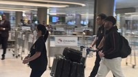 Hingga pukul 05.05 pada 22 Mei 2024, terdapat 79 penumpang dan enam awak pesawat SQ321 lainnya masih berada di Bangkok. Jumlah ini termasuk mereka yang menerima perawatan medis, serta anggota keluarga dan orang-orang terkasih mereka yang berada dalam penerbangan tersebut. (AP Photo)